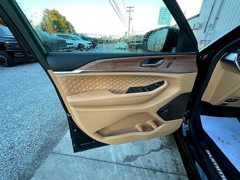 New 2025 Jeep Grand Cherokee Summit image 12