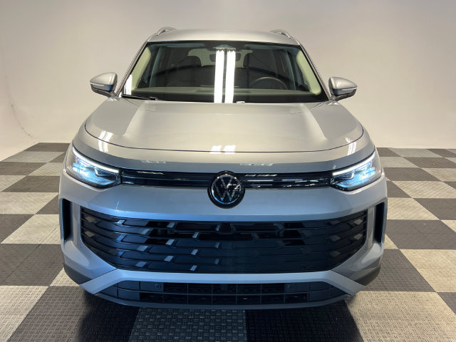 Used 2025 Volkswagen Tiguan SE FWD image 2