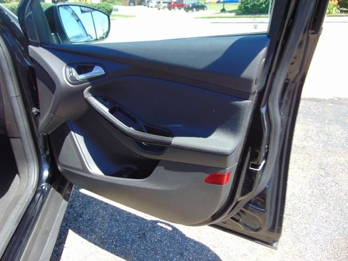 Used 2016 Ford Focus Titanium w/ Titanium Technology Package FWD image 27