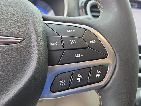 Used 2023 Chrysler Pacifica Touring-L FWD image 26