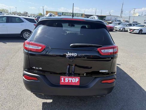 Used 2018 Jeep Cherokee Latitude AWD/4WD image 4
