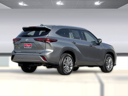 New 2026 Toyota Highlander Platinum image 3