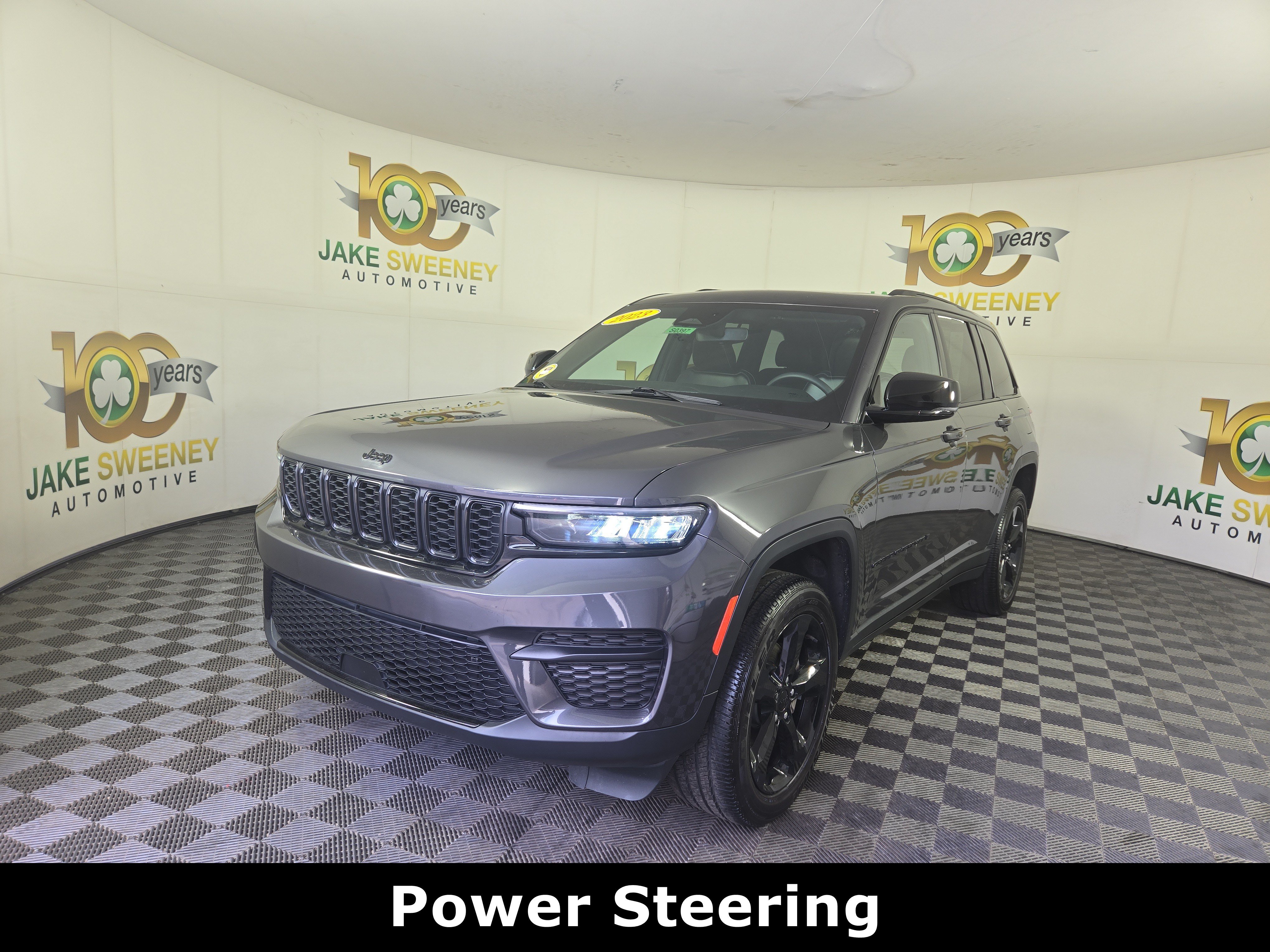 Used 2023 Jeep Grand Cherokee Altitude AWD/4WD image 3