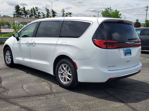 Used 2025 Chrysler Pacifica Select FWD image 5