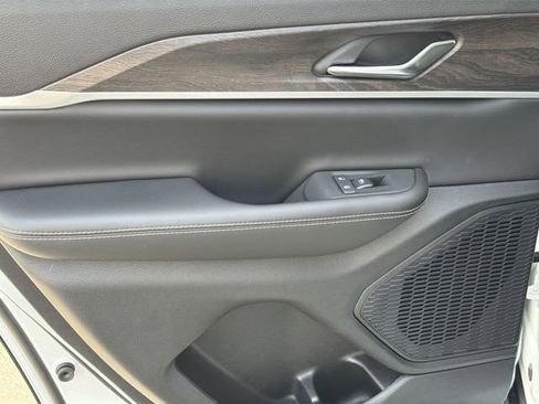 New 2026 Jeep Grand Cherokee Altitude AWD/4WD image 20