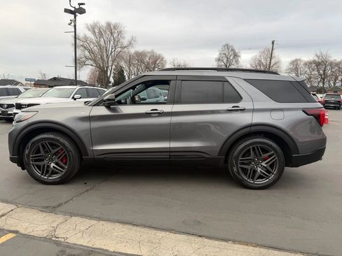 Used 2025 Ford Explorer ST-Line w/ ST-Line Street Pack image 8