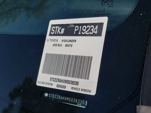 Used 2021 Toyota Highlander LE FWD image 31