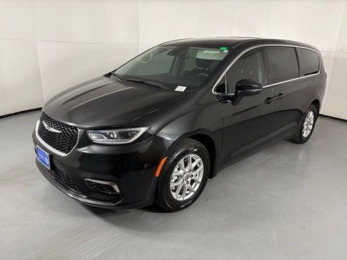 Used 2023 Chrysler Pacifica Touring-L FWD image 5