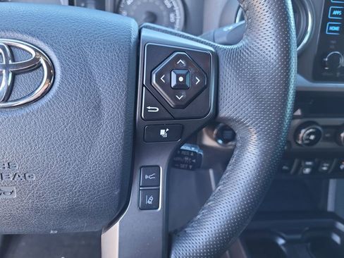 Used 2018 Toyota Tacoma TRD Sport w/ Technology Package image 19