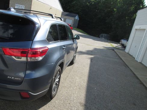 Used 2019 Toyota Highlander XLE AWD/4WD image 10
