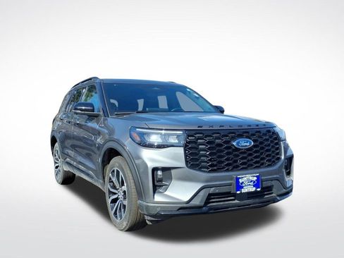 Used 2025 Ford Explorer ST-Line image 2