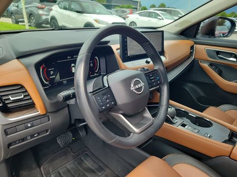 Used 2025 Nissan Rogue Platinum FWD image 18