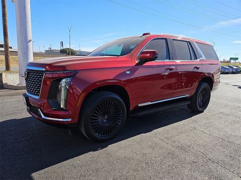 Used 2025 Cadillac Escalade Luxury image 2