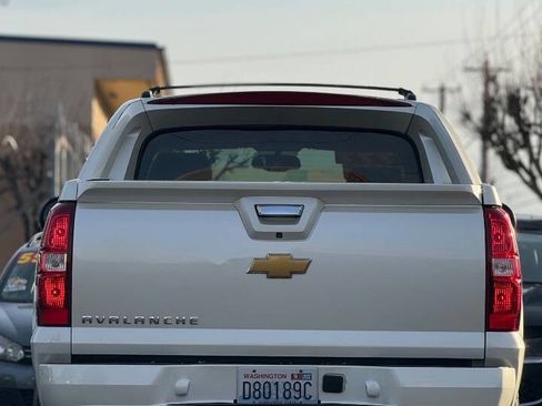 Used 2013 Chevrolet Avalanche LTZ image 16
