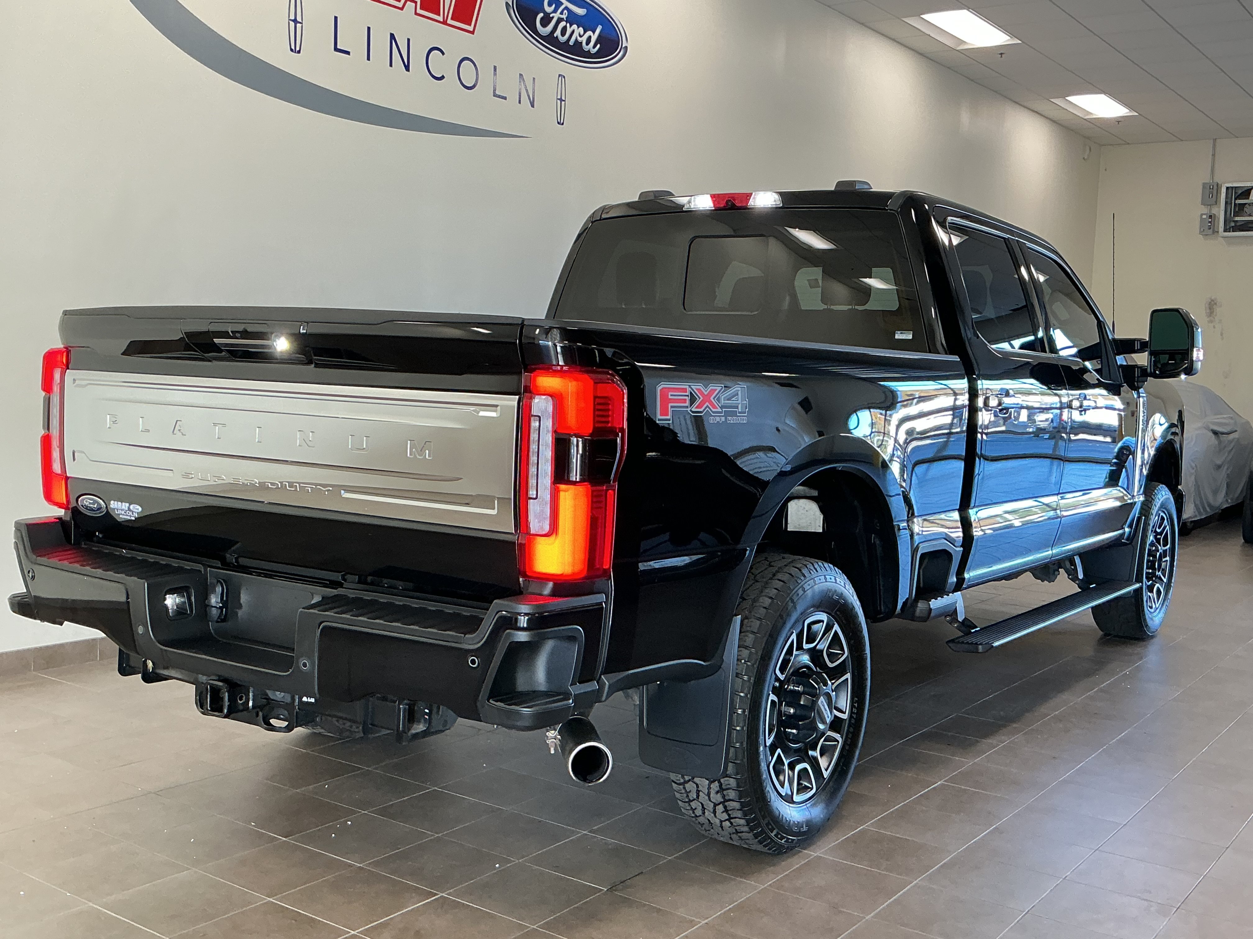 Used 2024 Ford F350 Platinum w/ FX4 Off-Road Package AWD/4WD image 7