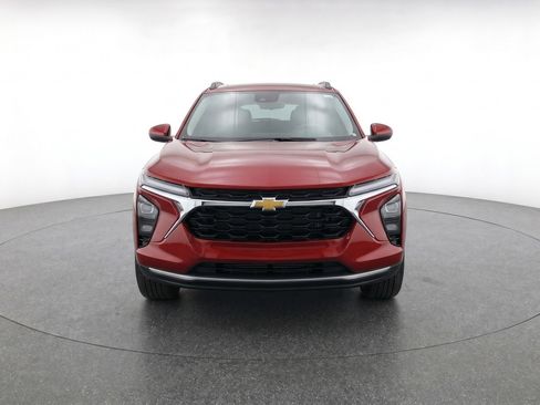 Used 2025 Chevrolet Trax LT FWD image 2