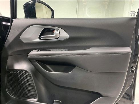 New 2026 Chrysler Pacifica Limited w/ Uconnect Theater Family Group image 11