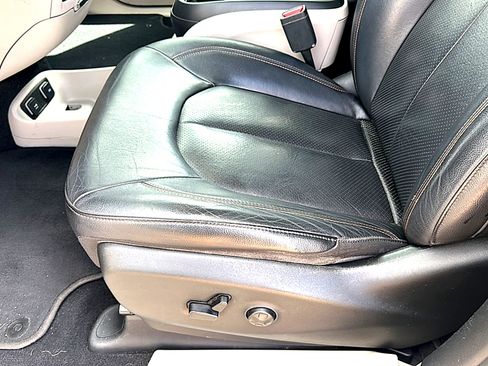 Used 2019 Chrysler Pacifica Touring-L FWD image 15