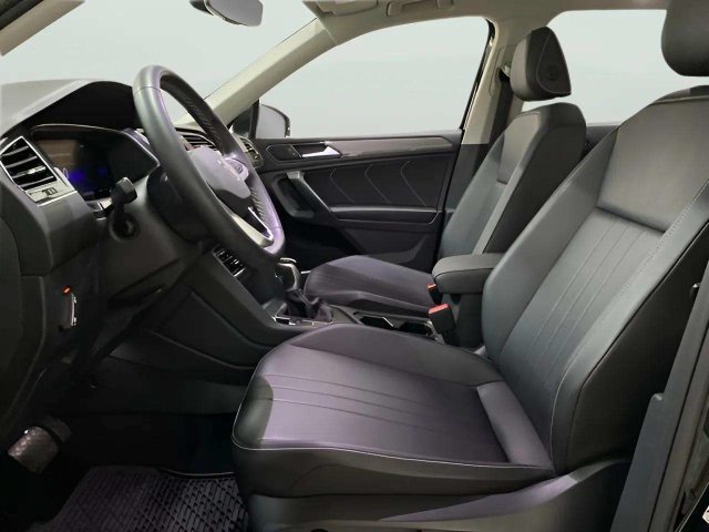 Used 2023 Volkswagen Tiguan SE w/ Panoramic Sunroof Package FWD image 19