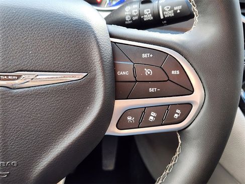 Used 2024 Chrysler Pacifica Select image 19