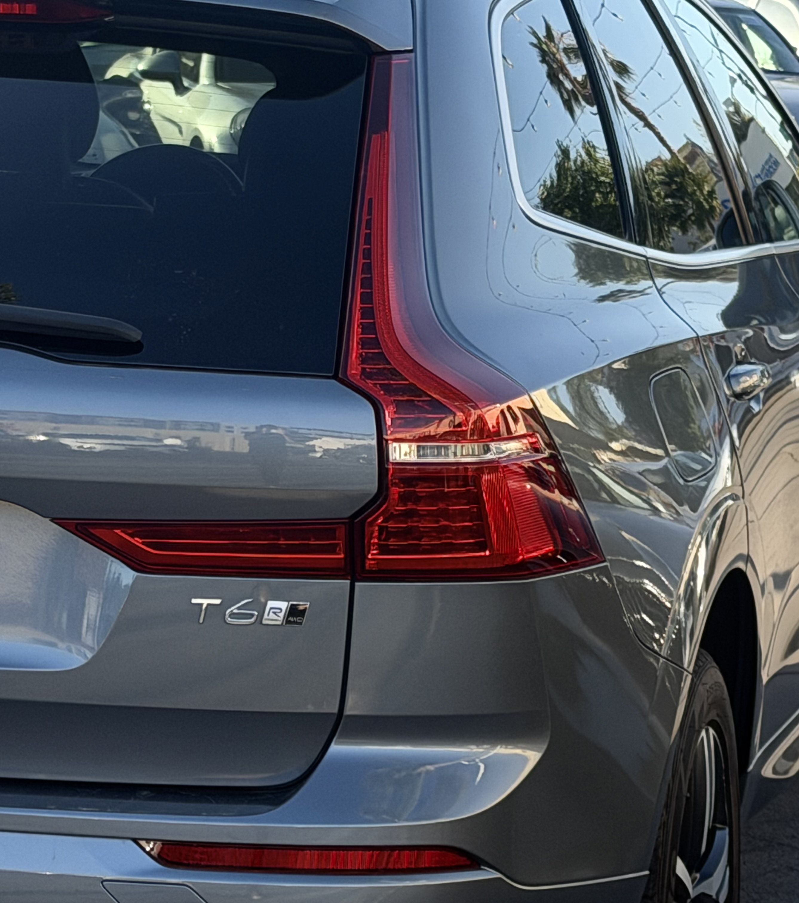 Used 2018 Volvo XC60 T6 R-Design AWD/4WD image 13