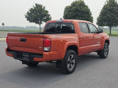 Used 2017 Toyota Tacoma TRD Sport w/ Tow Package (A/T) AWD/4WD image 8