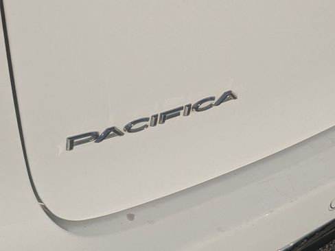 Used 2023 Chrysler Pacifica Limited image 11