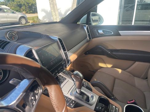 Used 2018 Porsche Cayenne Platinum Edition image 30