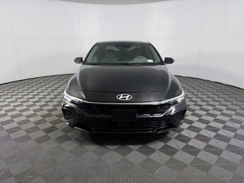 Used 2025 Hyundai Elantra SEL FWD image 2