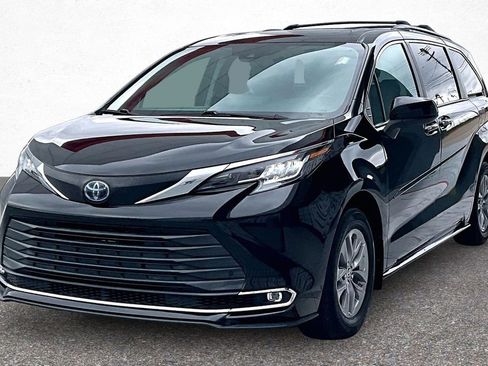 Certified 2022 Toyota Sienna XLE image 4