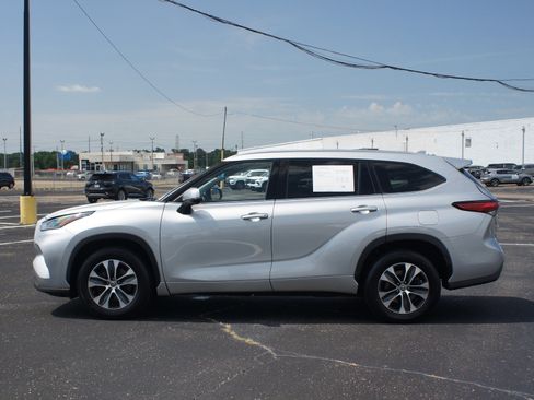 Used 2021 Toyota Highlander XLE FWD image 13