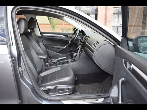 Used 2018 Volkswagen Passat 2.0T R-Line image 32