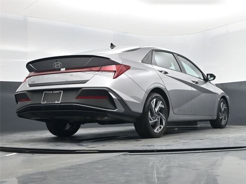 Certified 2025 Hyundai Elantra Sport image 14