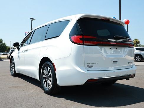 Used 2023 Chrysler Pacifica Touring-L FWD image 8