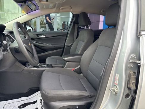 Used 2018 Chevrolet Cruze LT w/ Convenience Package image 17