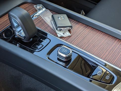 Certified 2023 Volvo XC60 B5 Plus AWD/4WD image 19