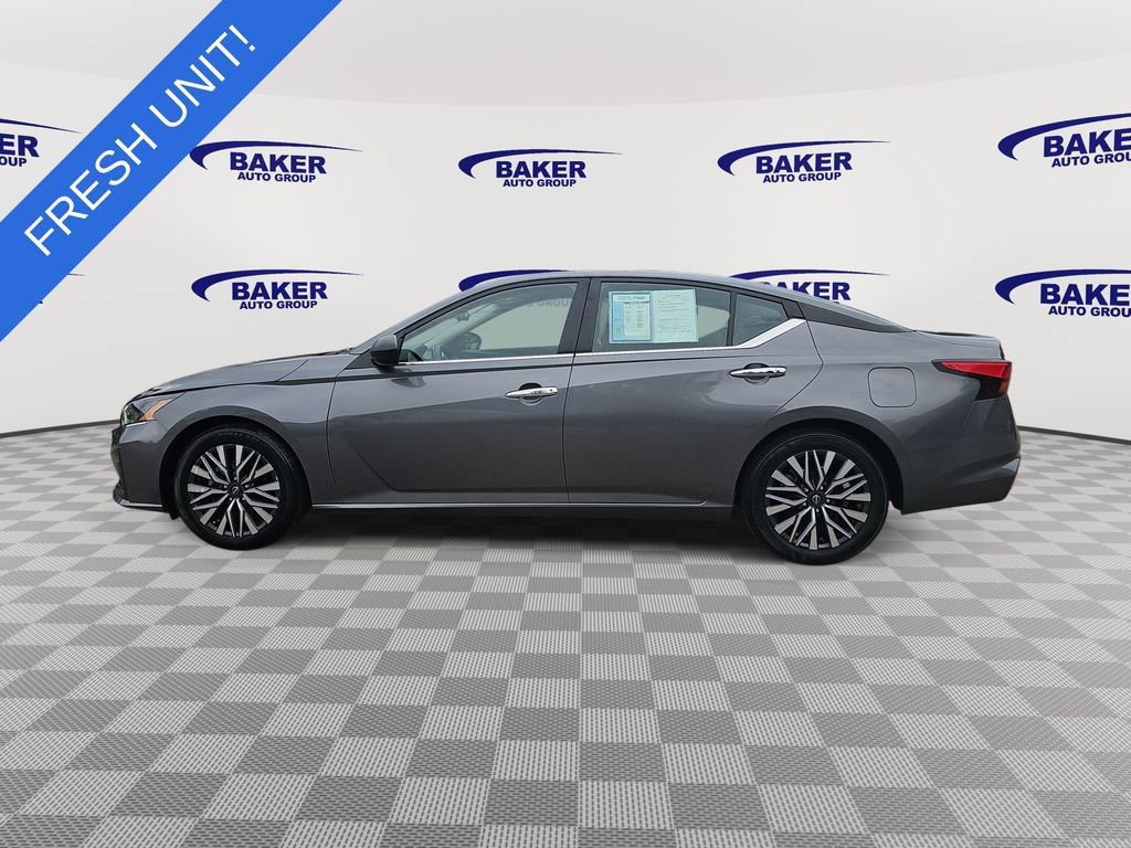 Used 2024 Nissan Altima 2.5 SV FWD image 8