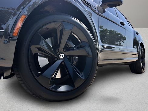 Used 2021 Bentley Bentayga AWD/4WD image 30