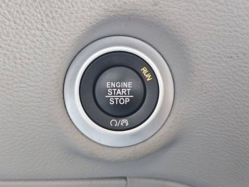 Used 2024 Chrysler Pacifica Limited FWD image 16