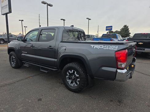 Used 2017 Toyota Tacoma TRD Off-Road image 3