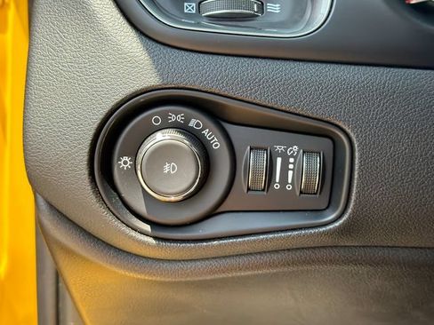 Used 2023 Jeep Renegade Latitude w/ Sun & Fun Group AWD/4WD image 32