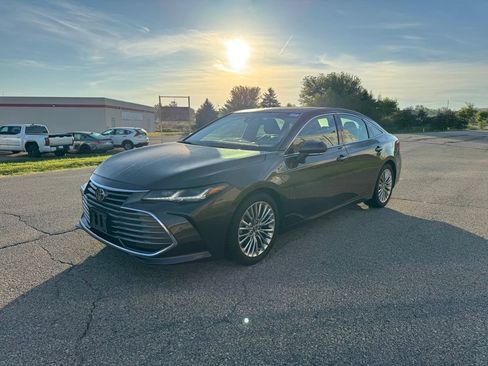 Used 2019 Toyota Avalon Limited w/ All Weather Liner Package FWD image 11