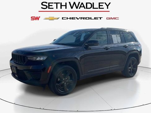 Used 2023 Jeep Grand Cherokee Altitude image 3