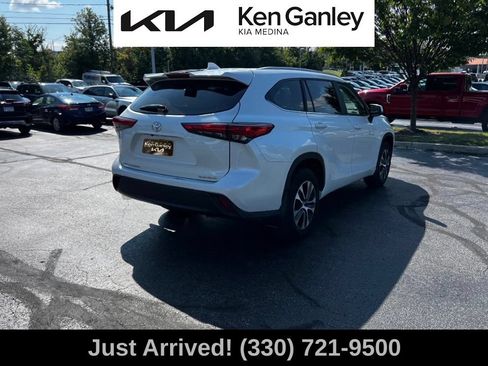 Used 2023 Toyota Highlander XLE AWD/4WD image 5