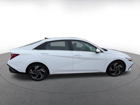 Used 2025 Hyundai Elantra SEL FWD image 16