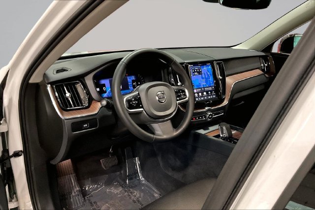 Certified 2024 Volvo XC60 B5 Plus w/ Protection Package Premier AWD/4WD image 17