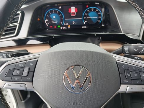 Used 2024 Volkswagen Atlas Cross Sport SE w/ Panoramic Sunroof Package FWD image 13