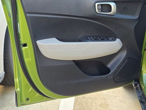 Used 2024 Hyundai Venue SEL FWD image 5