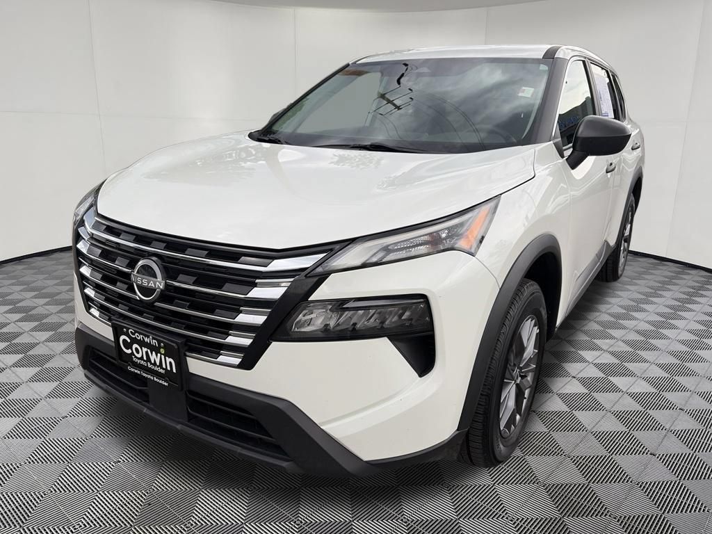 Used 2024 Nissan Rogue S AWD/4WD image 3