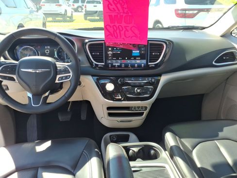 Used 2023 Chrysler Pacifica Touring-L FWD image 10